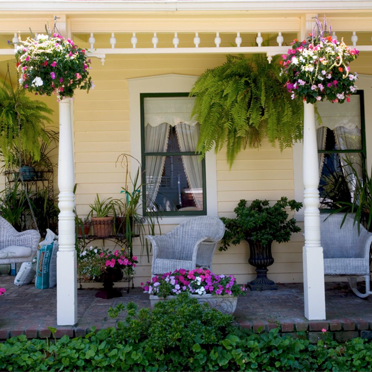 30 Front Porch Ideas and DÃ©cor for a More Welcoming Space