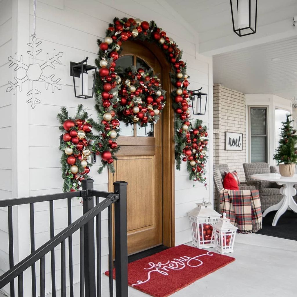 35 Gorgeous Front Porch Decor With Christmas Tree
