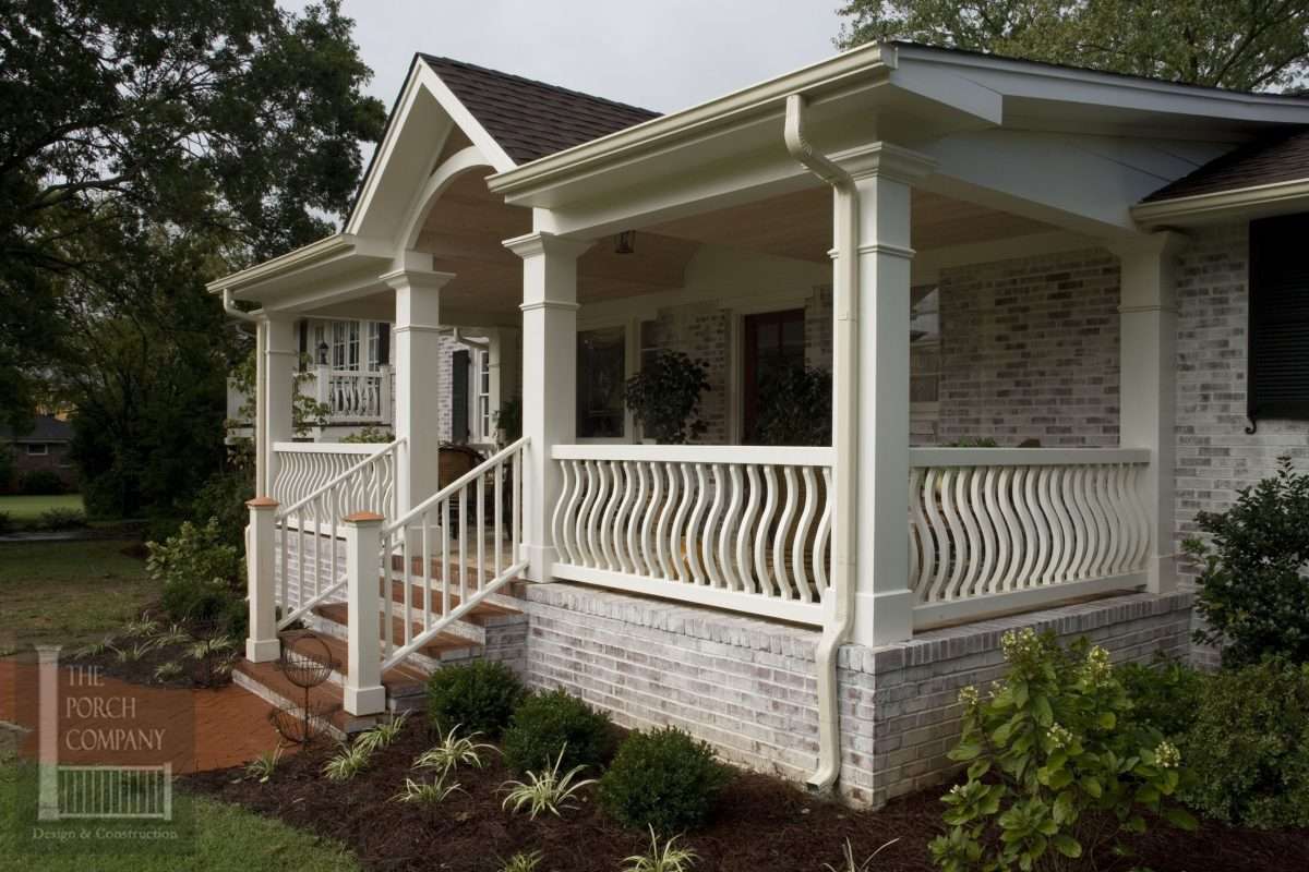 38+ New White Front Porch Railing Ideas / traditional porch rounded ...