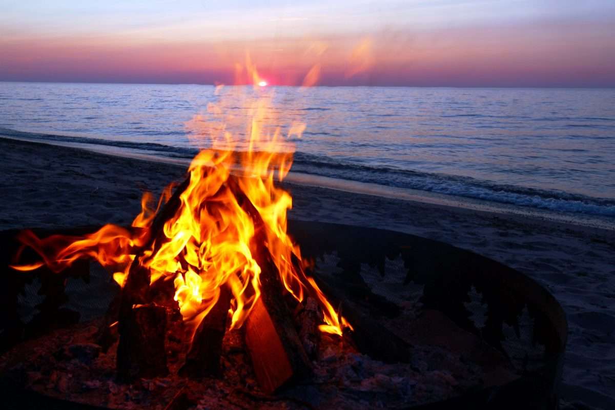 6 Simple Steps to Building the Perfect Beach Fire